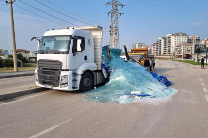 Bursa'da tonlarca ağırlıktaki cam yola saçıldı