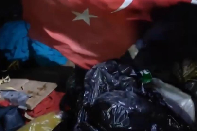 Çöpten buldukları Türk bayrağı yürek burktu
