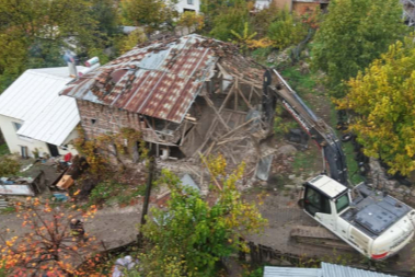 Gemlik'te hasarlı bina kontrollü şekilde yıkıldı