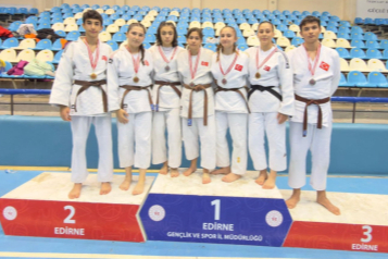 Gemlik Belediyespor madalyaları topladı