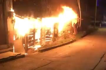 Bursa'da tek katlı ev alev alev yandı