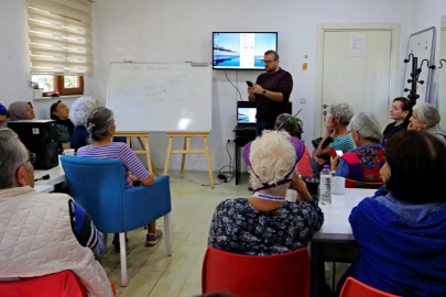 Dolandırıcıların hedef kitlesi 60 yaş üzerine akıllı telefon kullanımı eğitimi