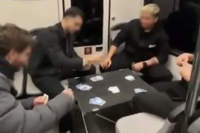 Bursa metrosunda masa kurup oyun oynadılar