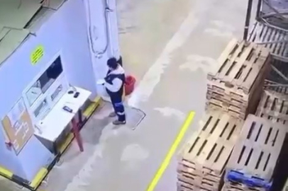 Bursa'da  paletlerin altında kalmaktan son anda kurtuldu