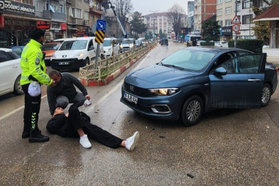Bursa’da otomobille çarpışan motosiklet sürücüsü yaralandı