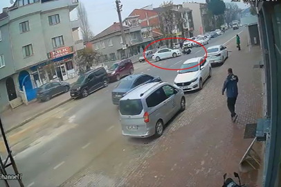 Bursa'da motosikletin devrildiği kaza anı kamerada: 1 yaralı
