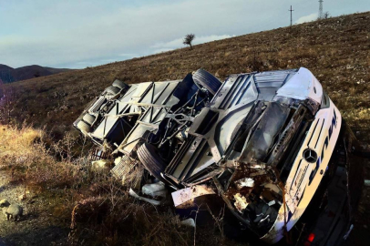 Yolcu otobüsü devrildi: 2 ölü, 21 yaralı