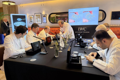 Milyonluk İsviçre saatlerini parçalayıp topladılar