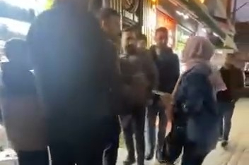 Bursa'da  telefoncuda çıkan tartışmaya çevre esnaf müdahale etti