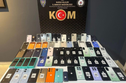 Bursa'da piyasa değeri 3 milyon lira olan kaçak cep telefonları ve USB kablolar ele geçirildi