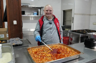 Gürsu'nun gülen yüzü Mesut, yemek dağıtımda