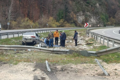 Bursa'da bariyerlere çarpıp refüje girdi; 2 kişi yaralı