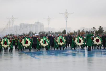 Cumhurbaşkanı Erdoğan, Türkmenistan'da Tarafsızlık Anıtı'na çelenk koyma törenine katıldı