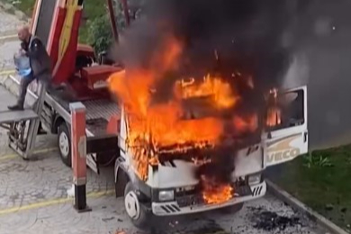 Bursa'da  6. kata eşya çıkaran vinçli kamyon alev alev yandı