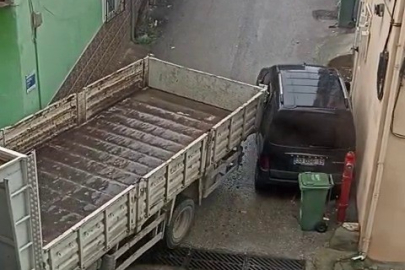 Bursa'da bir kamyon sokak arasındaki araca ağır zarar verip kaçtı