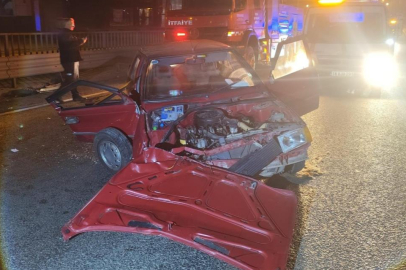 İnegöl'de kontrolden çıkan otomobil bariyerlere çarptı, 1'i ağır 2 kişi yaralandı