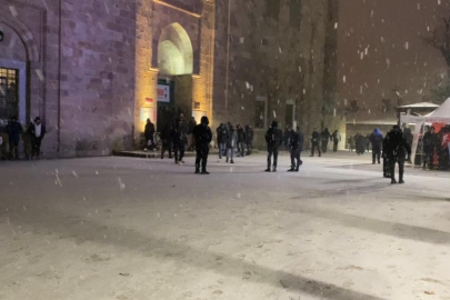 Bursa’da yılın ilk sabah namazı kar altında Ulucami’de kılındı