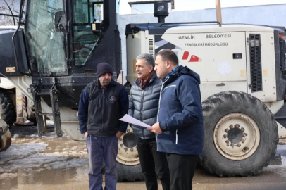 Gemlik'te kar küreme çalışmaları sürüyor