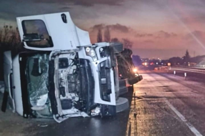 İnegöl'de iplik yüklü tır devrildi