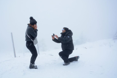 Uludağ'da yılın son ve ilk romantik sürprizleri: Karlar altında iki "Evet"