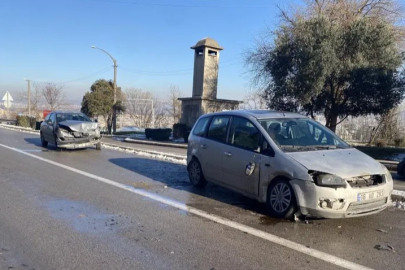 Bursa'da 3 aracın karıştığı kazada 4 kişi yaralandı