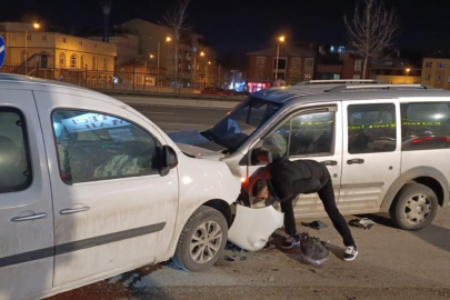 İnegöl'de iki araç kafa kafaya çarpıştı: 3 yaralı