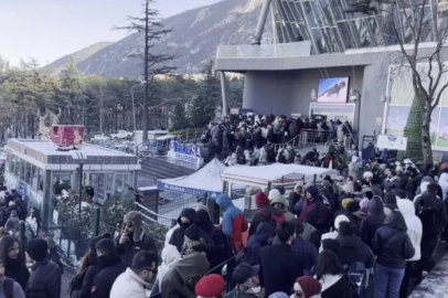 Uludağ'da teleferik kuyrukları metrelerce uzadı