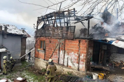 Bursa'da ev yangını: Çatı kullanılamaz hale geldi