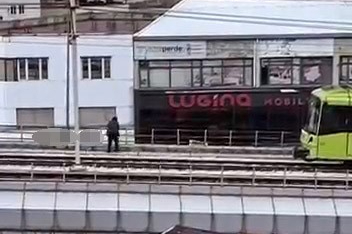 Bursa'da rüzgarın kopardığı tabela metro hattına düştü