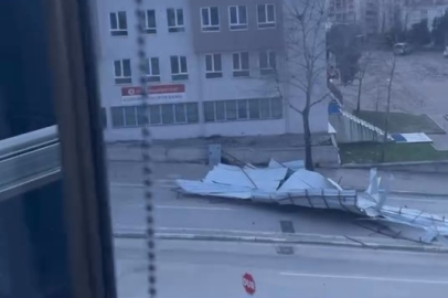 Cami'nin çatısı uçtu, yol kapandı