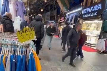 Tarihi Kapalı Çarşı'da çatılar uçtu