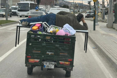 Bursa'da motosikletin arkasında yatarak tehlikeli yolculuk