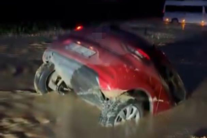 Bursa'da otomobil bataklığa saplandı, sürücü son anda kurtuldu