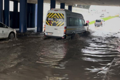 Bursa'da sağanak yağış caddeleri göle çevirdi