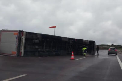 Bursa'daki fırtına TIR'ı devirdi