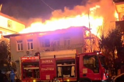 Bursa'da iki katlı evin çatısı alevlere teslim oldu