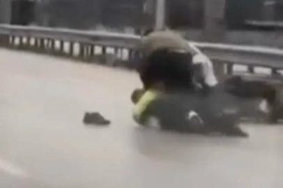 Bursa'da tartıştığı kuryeyi dövdü