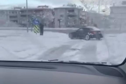 Bursa'da kar yağışını fırsat bildi, kavşakta drift attı