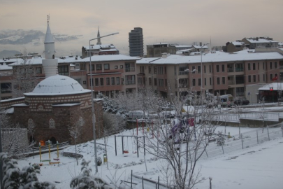 Bursa sabaha beyaz örtüyle uyandı