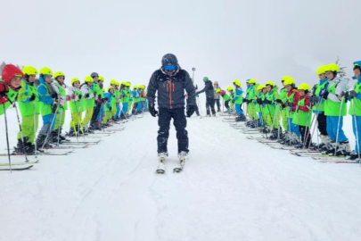 Büyükşehir'le öğrencilerin kayak keyfi