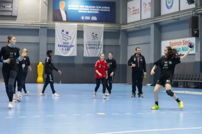 Büyükşehir Hentbol Takımı fırtına gibi esiyor