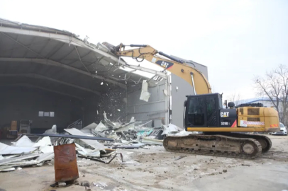 Nilüfer’de iki kaçak iş yeri yıkıldı