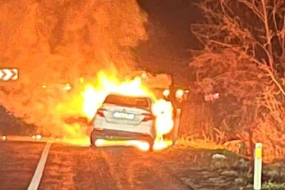 Bursa'da seyir halindeki otomobil alev alev yandı