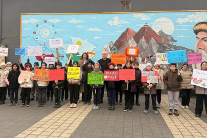 Bursa'da miniklerden Tarihi Çarşı ve Hanlar Bölgesinde anlamlı mesaj