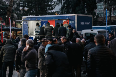 Büyükşehir’den vatandaşa sıcak çorba ikramı