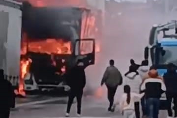 İnegöl’de mobilya yüklü tır dorseleri yandı