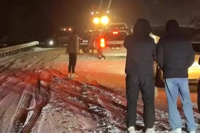 Oylat Kaplıcaları'nda 20 araç yolda mahsur kaldı