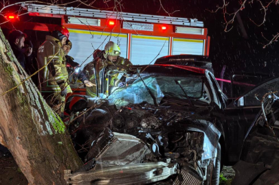 Bursa'da  kontrolden çıkan araç ağaca çarptı: 2 ölü, 2 yaralı