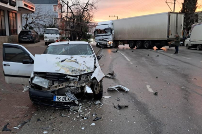 Bursa'da karşı şeride geçen tır, otomobille kafa kafaya çarpıştı