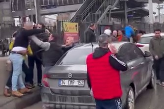 Bursa'da kaza sonrası sürücüler birbirine girdi